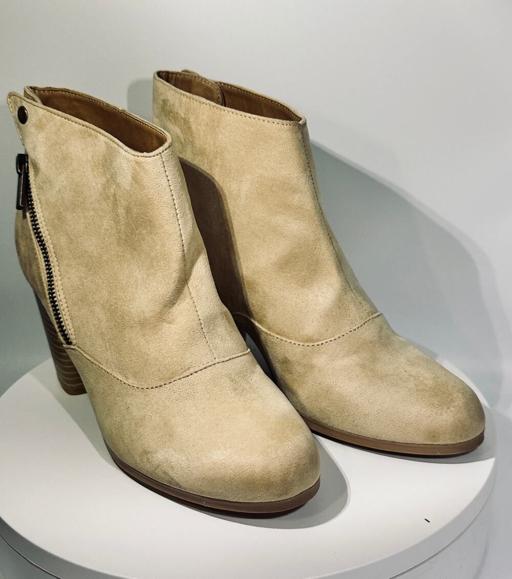 Qupid Beige Faux Suede Ankle Booties Womens Size 9 Block Heel Side Zip